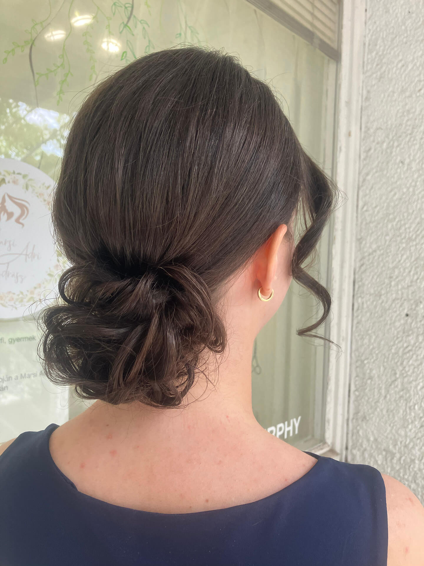 Alkalmi feltűzött konty – elegáns alacsony chignon